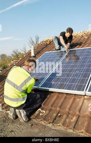 Montage Photovoltaik-Module auf dem Dach von einem Haus Nord-London-UK Stockfoto