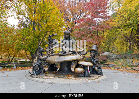 Alice im Wunderland-Skulptur im Central Park in New York City. Stockfoto