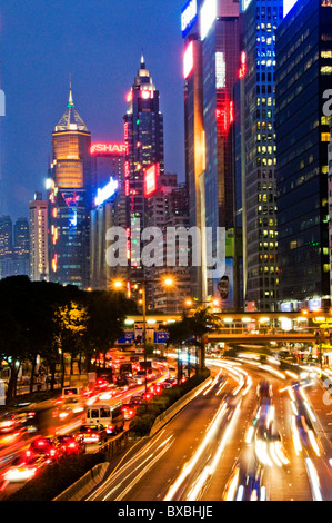 Gezoomt unscharfen Lichter auf Stadtstraße in der Innenstadt von Hongkong China Stockfoto