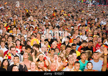 Fußball-Fans während des Finales der Europameisterschaft, Berlin, Deutschland Stockfoto