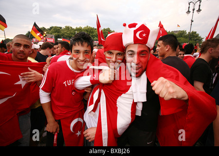 Fußball-Fans im Halbfinale match zwischen Deutschland und der Türkei, Berlin, Deutschland Stockfoto