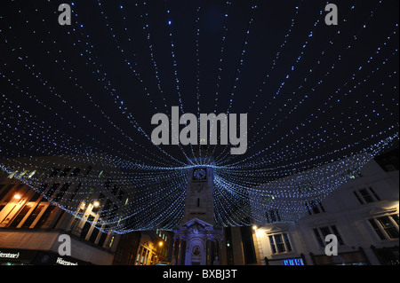 Die Weihnachtslichter am Uhrenturm im Zentrum von Brighton, Großbritannien Stockfoto