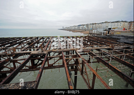 Das Feuer zerstörte Hastings Pier ist nur ein Metallskelett nach den Brand im Oktober 2010 Stockfoto