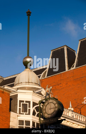 Großbritannien, England, Yorkshire, Leeds, Briggate, das Zeit-Ball-Gebäude Stockfoto