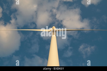 Blick hinauf in die Spinnerei Klinge einer Windkraftanlage am Carnsore Point Windfarm, County Wexford, Eire. Stockfoto