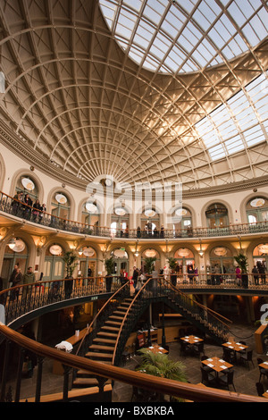 Großbritannien, England, Yorkshire, Leeds, Corn Exchange shopping Zentrum innere Stockfoto