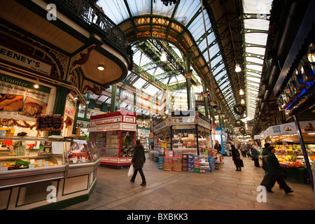 Großbritannien, England, Yorkshire, Leeds, New Market Street, Kirkgate Market Interieur, Marktstände zu Weihnachten Stockfoto