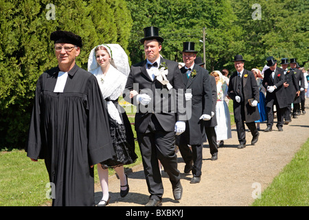 Mitglieder des Arbeitskreises Tracht Rubisko in Lübbenau handeln eine traditionelle Hochzeit Prozession, Spreewald, Brandenburg, Deutschland Stockfoto