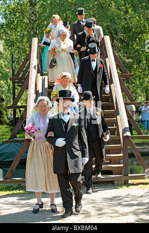 Mitglieder des Arbeitskreises Tracht Rubisko in Lübbenau handeln eine traditionelle Hochzeit Prozession, Spreewald, Brandenburg, Deutschland Stockfoto