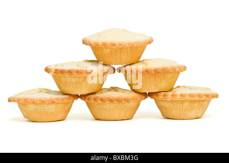 Stapel von süßen Mince Pies aus niedrigen Perspektive isoliert auf weiss. Stockfoto