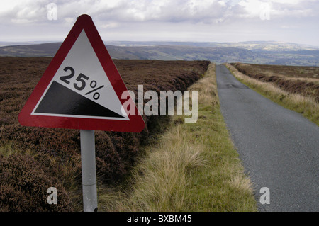 Verkehrszeichen Achtung von 25 % Steigung Stockfoto