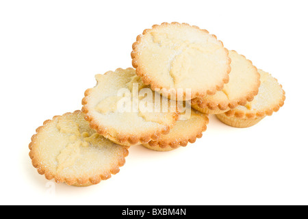 Stapel von süßen Mince Pies aus niedrigen Perspektive isoliert auf weiss. Stockfoto