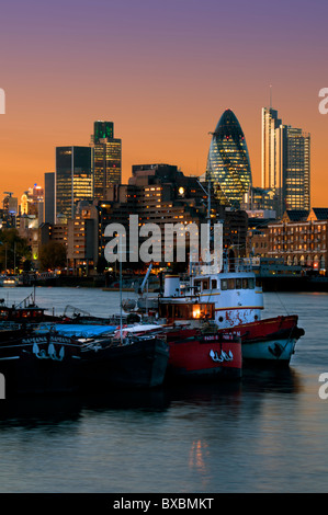 Europa, Großbritannien, England, London, Skyline der Stadt mit Heron-Tower Dämmerung Stockfoto