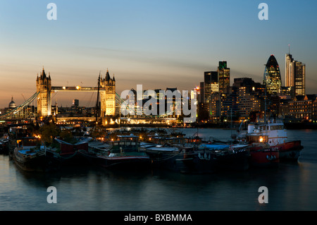 Europa, Großbritannien, England, London, Skyline der Stadt mit Heron-Tower Dämmerung Stockfoto