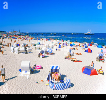 Pier und Strand von Ahlbeck auf der Ostsee-Insel Usedom in Mecklenburg-Vorpommern Stockfoto