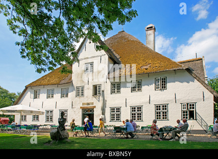 traditionellen strohgedeckten Haus (Roter Haubarg) in der Nähe von Witzwort, Schleswig-Holstein, Norddeutschland Stockfoto