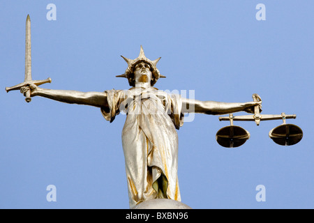 Statue der Justitia auf Old Bailey, Central Criminal Court in London, England, Vereinigtes Königreich, Europa Stockfoto