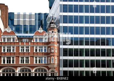 Viktorianische Backstein Gebäude und moderner Architektur in London, England, Vereinigtes Königreich, Europa Stockfoto