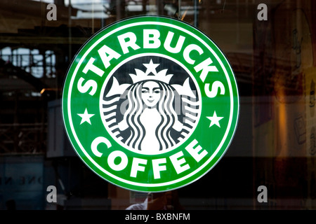 Logo, Starbucks-Kaffee in London, England, Vereinigtes Königreich, Europa Stockfoto