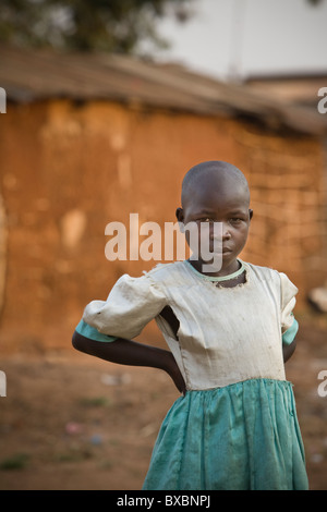 Ein junges Mädchen in ein zerrissenes Kleid steht in Igamba Dorf, Iganga Bezirk, östlichen Uganda, Ostafrika. Stockfoto