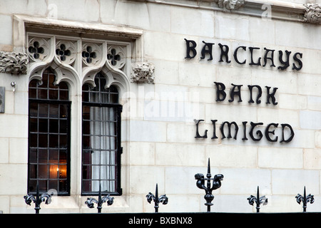 Tochtergesellschaft der Barclays Bank in einem alten Gebäude in London, England, Vereinigtes Königreich, Europa Stockfoto