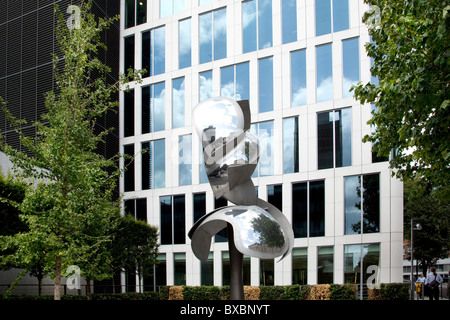 Skulptur vor dem Hauptsitz der Bergbauunternehmen Rio Tinto in London, England, Vereinigtes Königreich, Europa zu bohren Stockfoto