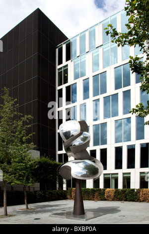 Skulptur vor dem Hauptsitz der Bergbauunternehmen Rio Tinto in London, England, Vereinigtes Königreich, Europa zu bohren Stockfoto