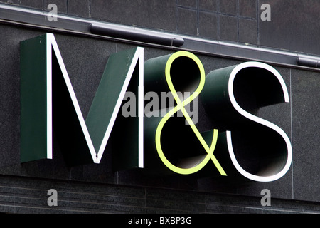 Logo auf einem Geschäft des Einzelhandels Marks and Spencer auf der Oxford Street in London, England, Vereinigtes Königreich, Europa Stockfoto