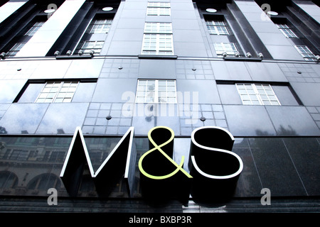 Logo auf einem Geschäft des Einzelhandels Marks and Spencer auf der Oxford Street in London, England, Vereinigtes Königreich, Europa Stockfoto