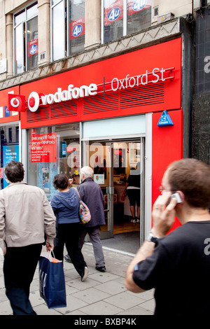 Shop des Telekommunikationsunternehmens Vodafone auf der Oxford Street in London, England, Vereinigtes Königreich, Europa Stockfoto