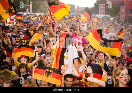 Fußball-Fans während des Finales der Europameisterschaft, Berlin, Deutschland Stockfoto