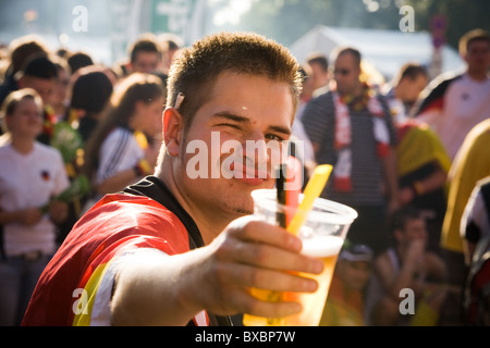 Prost! Ein Fußball-Fan während des Finales der Europameisterschaft, Berlin, Deutschland Stockfoto