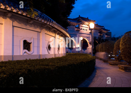 Asien, Taiwan, Taipei, Chiang Kai Shek Memorial Arch Dämmerung Stockfoto