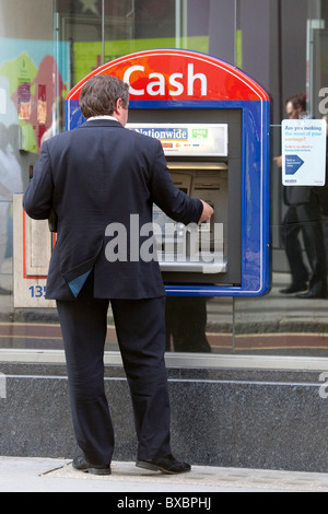 Mann am Geldautomaten der National Bank in London, England, Vereinigtes Königreich, Europa Stockfoto