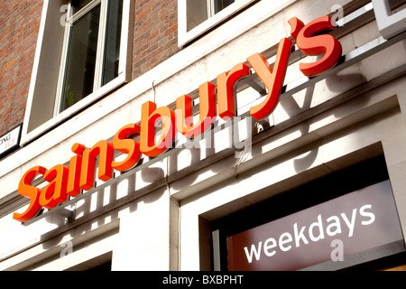 Logo auf einem Speicher der Supermarktkette Sainsbury's in London, England, Vereinigtes Königreich, Europa Stockfoto