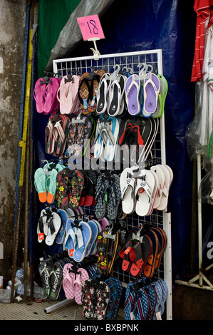 Ein Rack mit Sandalen zum Verkauf auf einem Markt in Kuala Lumpur.  Foto von Gordon Scammell Stockfoto