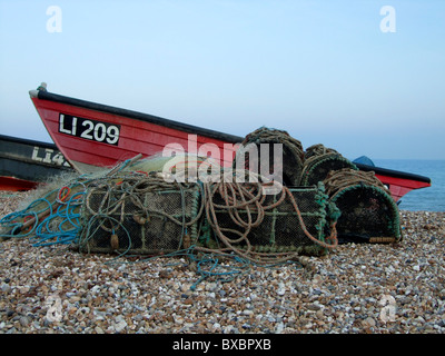 Ein kleines Fischerboot am Strand von Bognor Regis Stockfoto