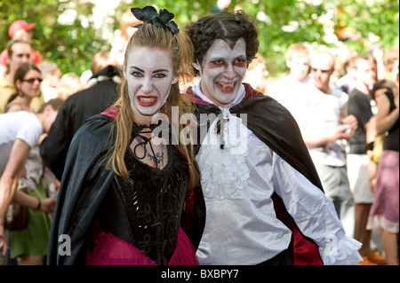 Ein paar gekleidet als Vampire auf dem Karneval der Kulturen in Berlin, Deutschland Stockfoto