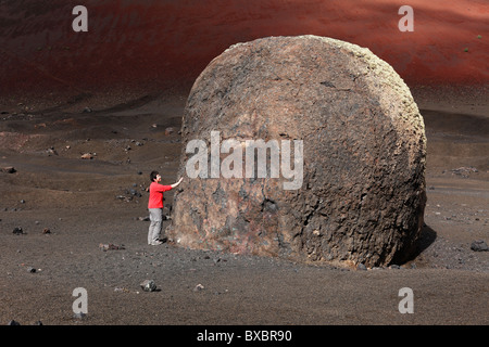 Vulkanische Bombe vor Montaña Colorada Vulkan, Lanzarote, Kanarische Inseln, Spanien, Europa Stockfoto