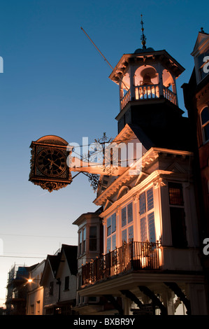 Europa, Großbritannien, England, Surrey, Guildford, Guildhall, Hautpstraße Dämmerung Stockfoto