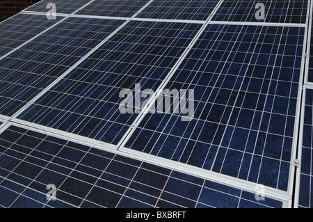 Solar Panel-Installation zeigt die Dachplatten, Wechselrichter und innere Ausstattung. Stockfoto