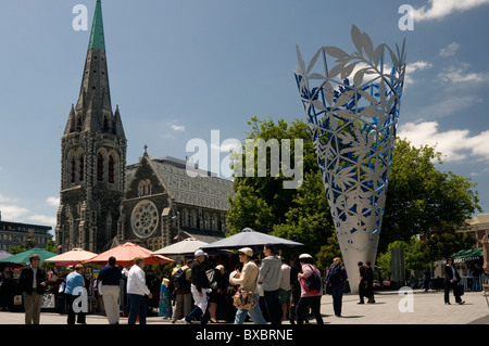 Der Kelch Skulptur und Markt am Cathedral Square in Christchurch, Neuseeland, vor dem verheerenden Erdbeben Februar 2011. Stockfoto