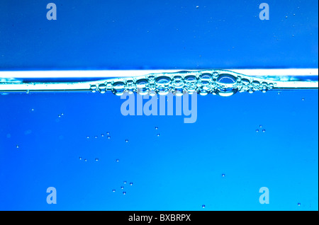 Blaue nass h20 flüssige Wasserblasen kopieren Raum. Natur. Natürlich. Öko. Überleben. Stockfoto