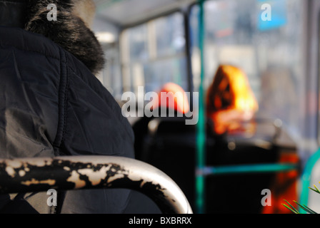 Innenraum einer ÖPNV-Obus in der Ukraine, Osteuropa Stockfoto