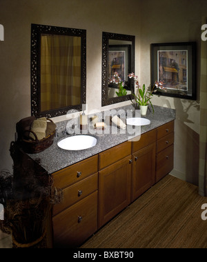 Dramatisches Licht im Haus Bad Waschtisch Waschbecken, ihm und ihr, Duo. Marmor-Arbeitsplatte. Stockfoto