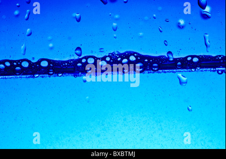 Blaue nass h20 flüssige Wasserblasen kopieren Raum. Natur. Natürlich. Öko. Überleben. Stockfoto