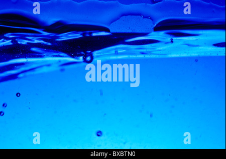 Blaue nass h20 flüssige Wasserblasen kopieren Raum. Natur. Natürlich. Öko. Überleben. Stockfoto