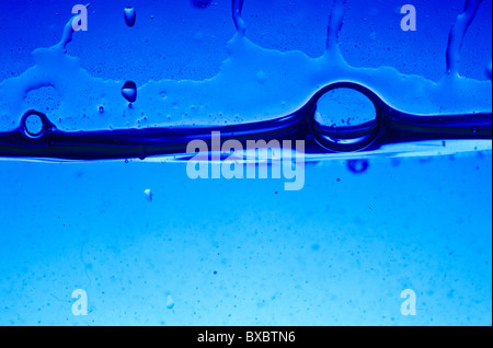 Blaue nass h20 flüssige Wasserblasen kopieren Raum. Natur. Natürlich. Öko. Überleben. Stockfoto