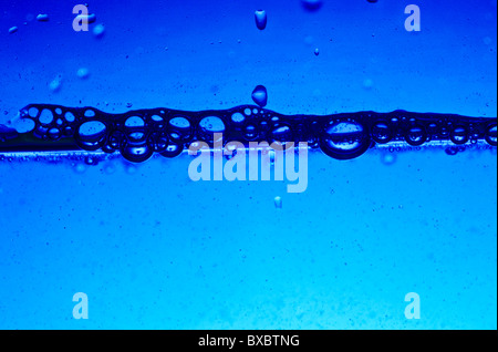 Blaue nass h20 flüssige Wasserblasen kopieren Raum. Natur. Natürlich. Öko. Überleben. Stockfoto