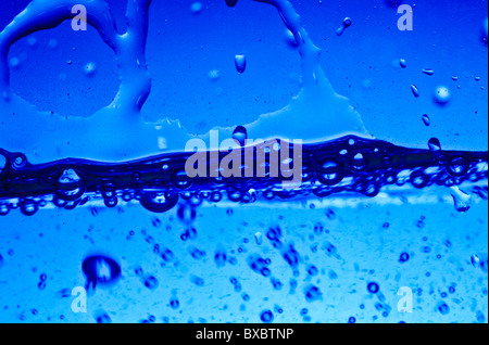 Blaue nass h20 flüssige Wasserblasen kopieren Raum. Natur. Natürlich. Öko. Überleben. Stockfoto